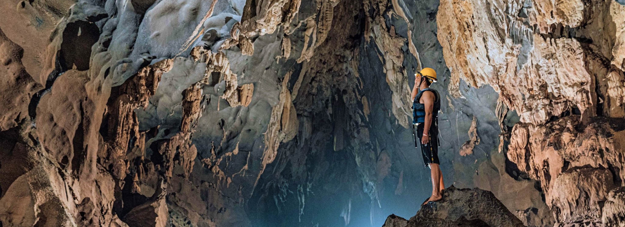 EXPLORACIÓN DEL RÍO CHAY Y LA CUEVA OSCURA – KAYAK, NATACIÓN Y TIROLINA