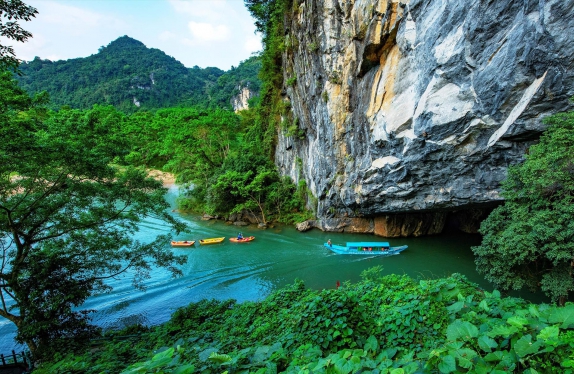  EXCURSION TO PHONG NHA CAVE AND MOOC SPRING